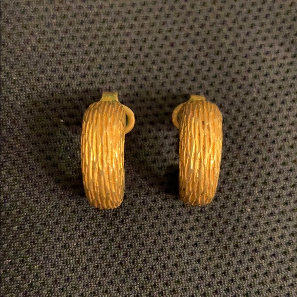 Vintage Avon Gold Clip On Earrings - Picture 5 of 5